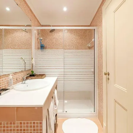 2 Bedroom With Patio Next To Avenida Da Liberdade Appartamento Lisbona