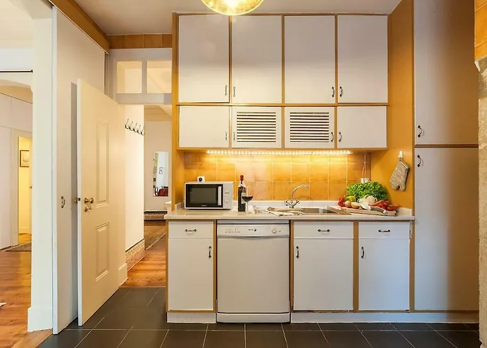 2 Bedroom With Patio Next To Avenida Da Liberdade * ליסבון