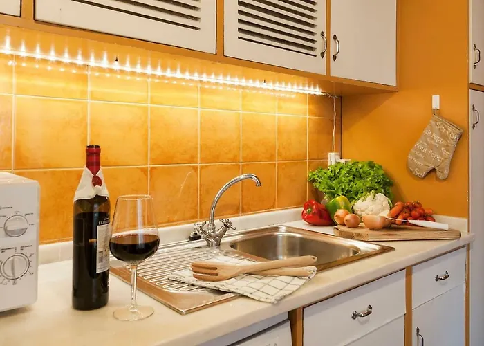 2 Bedroom With Patio Next To Avenida Da Liberdade דירה ליסבון